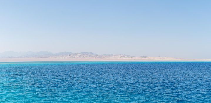 Photo of the red sea, bright sun