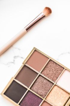 Cosmetic branding, fashion blog and glamour set concept - Eye shadow palette swatches on marble background, make-up and eyeshadows cosmetics product for luxury beauty brand and holiday flatlay design