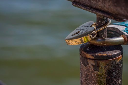 A heart-shaped door lock, a symbol of love and fidelity with a lake in the background, hangs on the fence of the bridge. The heart-shaped castle symbolizes loyalty and love.