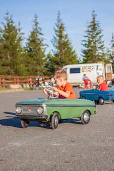 2022-08-12 Tatarstan, Verkhneuslonsky district, village. Savino. Resort town "Sviyazhsky hills". Kazan Festival of Historical Technologies. Children ride on children's retro cars.