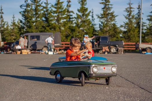 2022-08-12 Tatarstan, Verkhneuslonsky district, village. Savino. Resort town "Sviyazhsky hills". Kazan Festival of Historical Technologies. Children ride on children's retro cars.