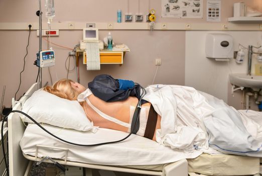 A woman lies in the birthplace with contractions and epidural anesthesia