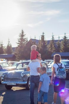 2022-08-12 Tatarstan, Verkhneuslonsky district, Savino village. Resort town "Sviyazhsky hills". Kazan Festival of Historical Cars. Families come to see the exhibition of historical cars