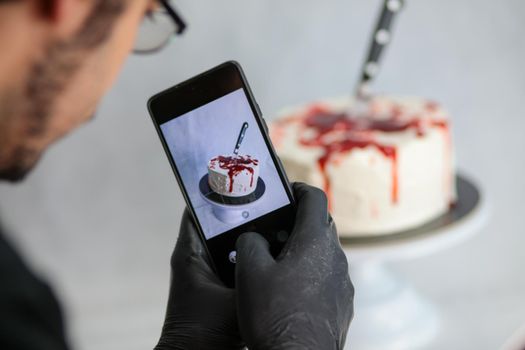 Photographing a bleeding monster cake with knife on cake stand