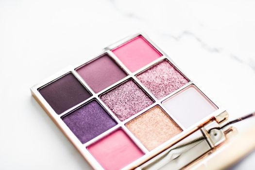 Cosmetic branding, fashion blog and glamour set concept - Eye shadow palette swatches on marble background, make-up and eyeshadows cosmetics product for luxury beauty brand and holiday flatlay design