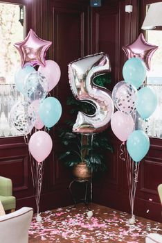 birthday party decorations indoor with baloons of differen shapes.