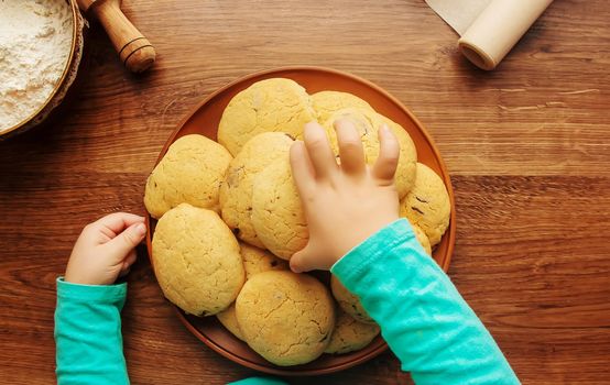 Pastry, cakes, cook their own hands. Selective focus Nature