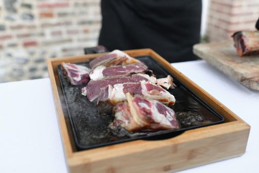 Slices of pork cooked at a plancha