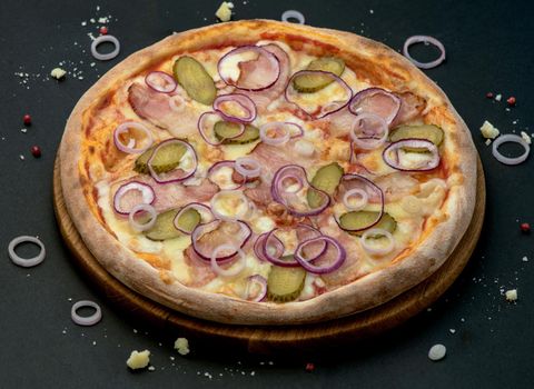 pizza with Mozzarella cheese, ham, tomato sauce, pepper, pickled cucumbers and onion.