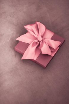 Birthday present, shop sale promotion and love celebration concept - Vintage luxury holiday blush pink gift box with silk ribbon and bow, christmas or valentines day decor