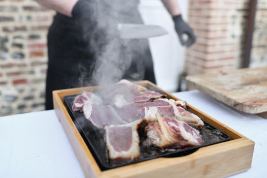 Slices of pork cooked at a plancha