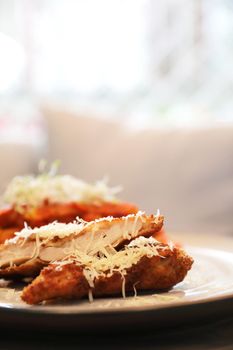 Spaghetti bolognese tomato sauce with fried chicken , 