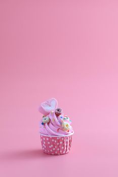 cupcake isolated in pink background