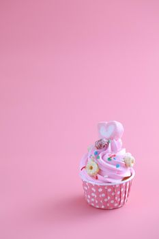 cupcake isolated in pink background