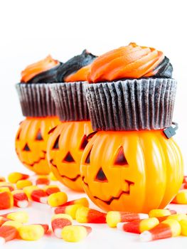Halloween cupcakes decorated with black and orange swirled icing.