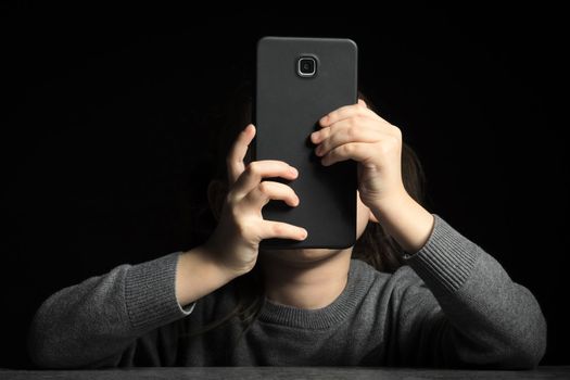 The problem of children's addiction to gadgets, online and screen time.