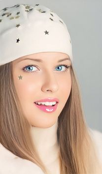 Woman wearing white benny hat, beauty and fashion. Beautiful brunette girl smiling and enjoying the holidays.