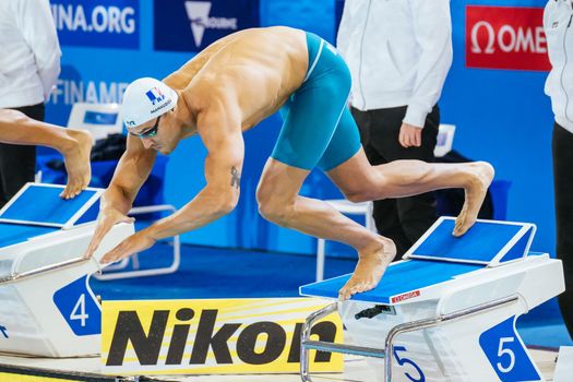 MELBOURNE, AUSTRALIA - DECEMBER 16: Florent MANAUDOU (FRA) enters the water in the Men's 50m Freestyle semifinal on day four of the 2022 FINA World Short Course Swimming Championships at Melbourne Sports and Aquatic Centre on December 16, 2022 in Melbourne, Australia