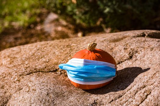 The image of a Hokkaido pumpkin with a disposable mask shows an exaggeration in the fight against the corona virus
