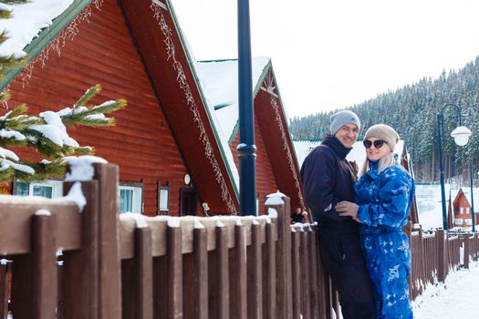 Photo portrait of cheerful couple together at a winter resort in snowy.