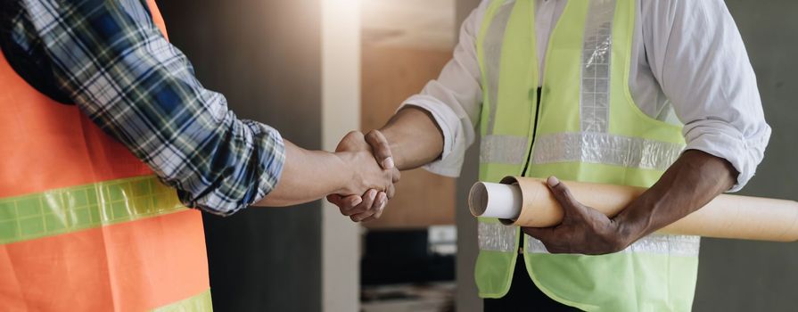 Hand in hand between project contractors and customers due to negotiation of expenses and investments, construction and repair of residential buildings...