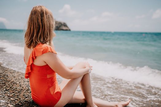 Mother and daughter having fun on tropical beach - Mum playing with her kid in holiday vacation next to the ocean - Family lifestyle and love concept