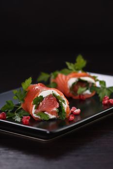 Salmon strip with cream cheese and grapefruit, rolled up.
These bite-sized rounds are a great option to serve as an appetizer aperitif, a perfect, festive recipe.