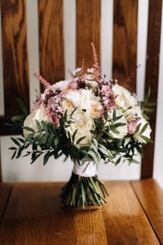 The bride's wedding bouquet of fresh rose flowers. Wedding details.