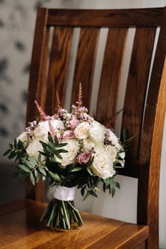 The bride's wedding bouquet of fresh rose flowers. Wedding details.