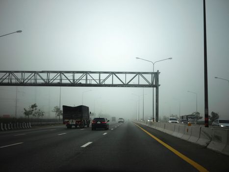 Road in the fog, sign mention keep distance for Motorway-t7.svg THAILAND