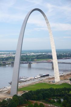 gateway arch in Saint Louis with blue sky and clouds