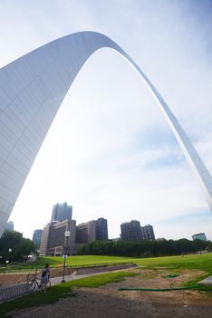 gateway arch in Saint Louis with blue sky and clouds