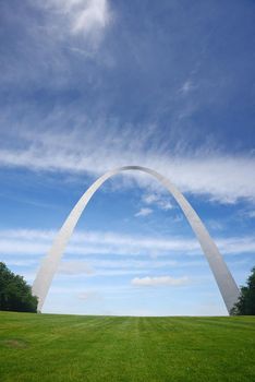 gateway arch in Saint Louis with blue sky and clouds