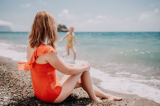 Mother and daughter having fun on tropical beach - Mum playing with her kid in holiday vacation next to the ocean - Family lifestyle and love concept