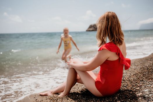 Mother and daughter having fun on tropical beach - Mum playing with her kid in holiday vacation next to the ocean - Family lifestyle and love concept