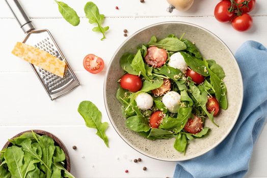 salad with mozarella cheese , tomatoes and spinach . summer salad