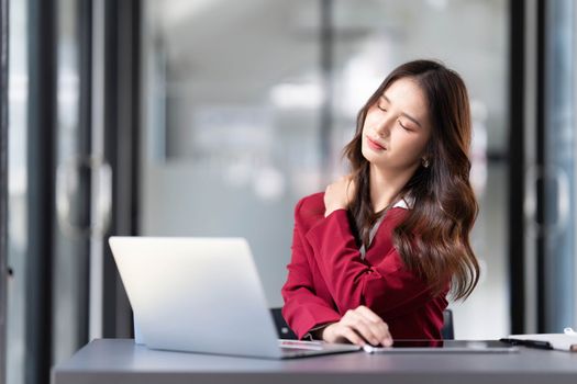 asian woman thinking hard concerned about online problem solution looking at laptop screen, worried serious asian businesswoman focused on solving difficult work computer task..