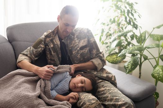 Soldier surprises the sleeping family with his arrival at home