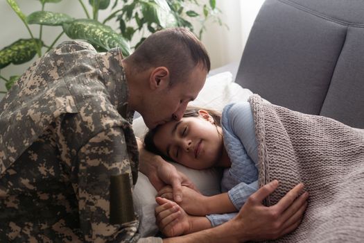 Soldier surprises his daughter with his arrival at home.