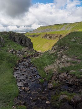 Stream running over High Cup Nick at the head of the dramatic High Cup Gill chasm, Eden Valley, North Pennines, Cumbria, UK