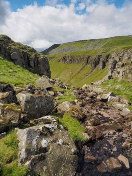 Stream runs over High Cup Nick at the head of the dramatic High Cup Gill chasm, Eden Valley, North Pennines, Cumbria, UK