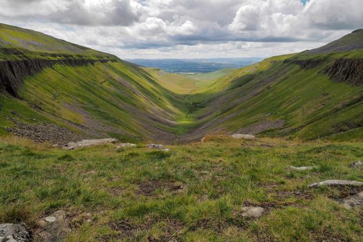 Dramatic view from the edge of High Cup Nick down the High Cup Gill chasm, Eden Valley, North Pennines, Cumbria, UK