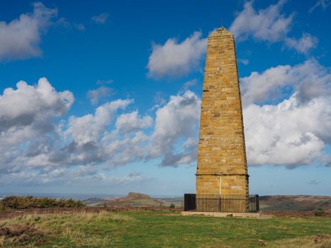Captain Cooks Monument, erected in memory of the famous circumnavigator who lived in Great Ayton, overlooking Roseberry Topping, Yorkshires Matterhorn, North York Moors National Park, UK