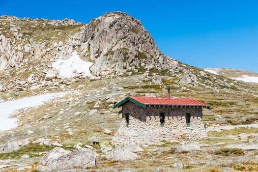 The historic Seamans Hut in Kosciuszko National Park between Mt Kosciuszko and Charlotte Pass on a clear summer's day, in the Snowy Mountains, New South Wales, Australia