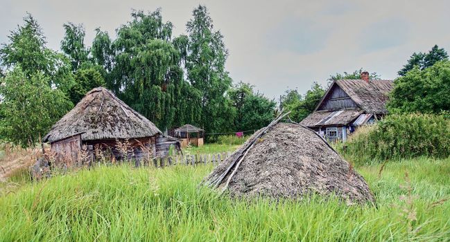 Eastern Europe, Republic of Belarus, Kachanovichi village, Pinsk district, Brest region. Old houses with thatched roofs.