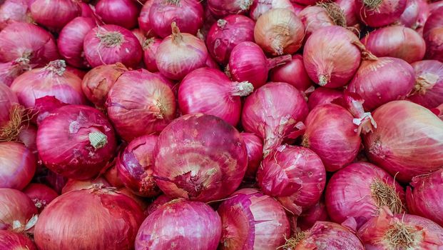 The new harvest onions bombay (Loose) at local farm market, Fresh onions bombay (Loose). Onions bombay background. Ripe onions bombay.
