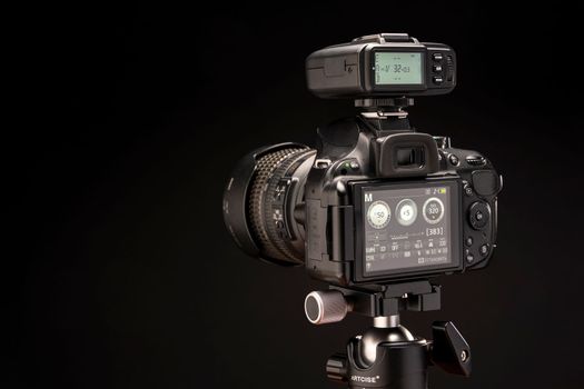SOSNOVY BOR, RUSSIA - FEBRUARY 02, 2023: NIKON D5200 camera, Godox XT2 remote control synchronized by radio for flash control, Artcise rotary head. professional photo equipment