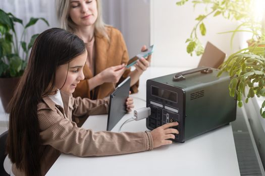charge mobile phones, mother and daughter use a portable charging station