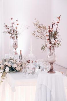 wedding table decoration with flowers on the table in winter style