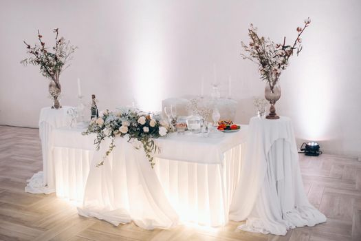 wedding table decoration with flowers on the table in winter style